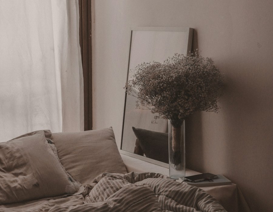 Cama feita com roupa de linho e flores secas